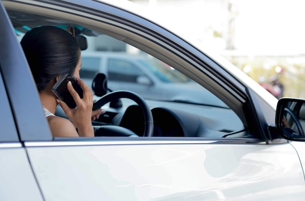 Mulher, usando, telefone pilha, enquanto, dirigindo carro