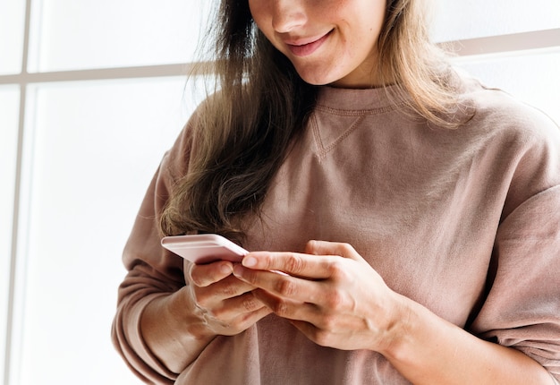 Mulher usando um conceito de mídia social para smartphone