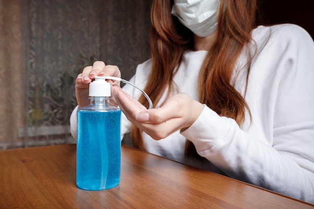 Mulher usando um desinfetante para as mãos