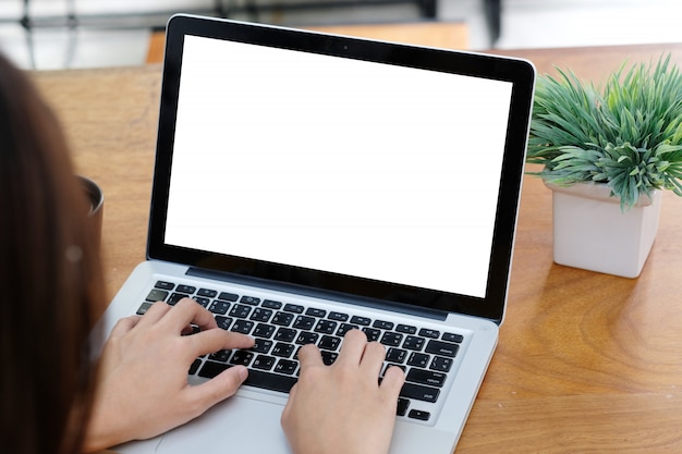 Mulher usando um laptop com tela em branco