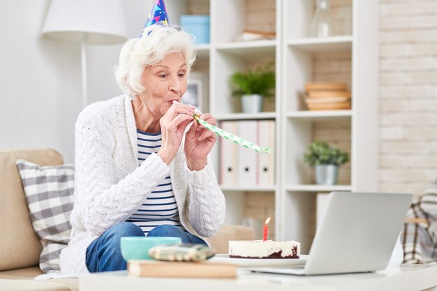 Mulher usando um laptop em casa