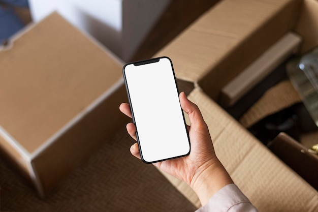 Mulher usando um smartphone com tela em branco