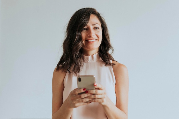 Mulher usando um smartphone em uma sala