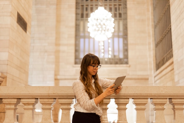 Mulher usando um tablet digital no Grand Central Terminal