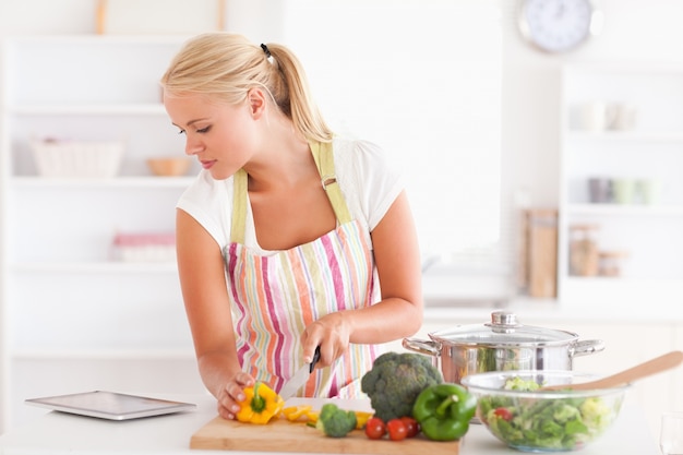 Mulher usando um tablet para cozinhar