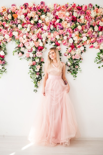 Mulher usando um vestido elegante, posando em um estúdio