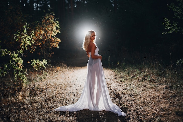 mulher usando vestido branco a noite