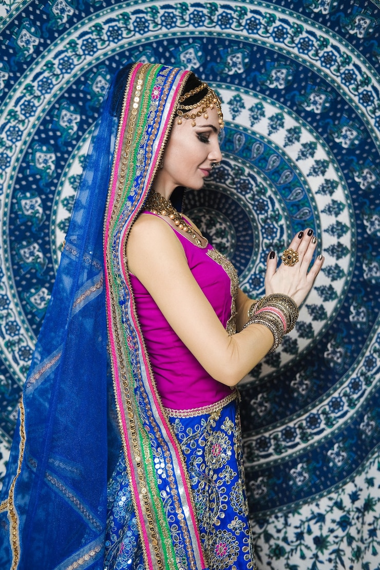 Foto mulher usando vestido de sari indiano com joias
