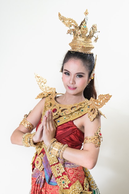mulher usando vestido típico tailandês com estilo tailandês