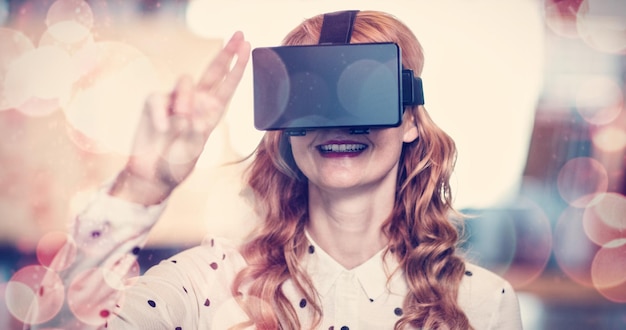 Mulher usando vidro de realidade virtual