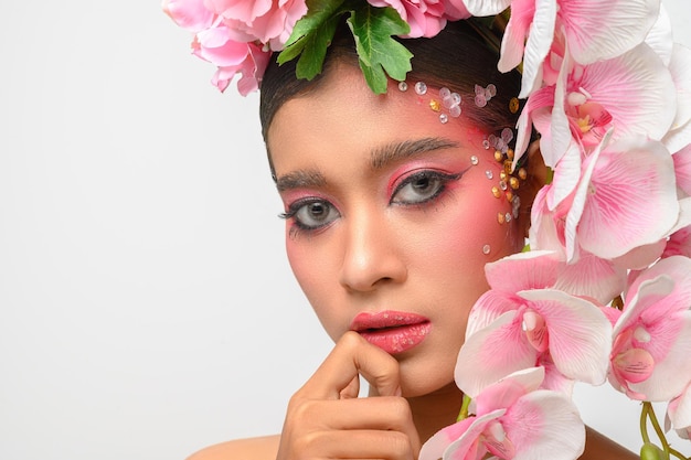 Mulher usava maquiagem rosa e lindamente decorou as flores isoladas em branco