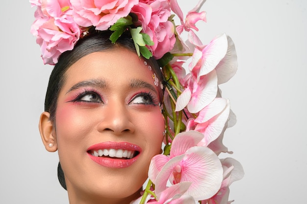 Mulher usava maquiagem rosa e lindamente decorou as flores isoladas em branco