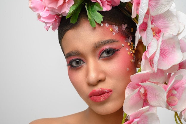 Mulher usava maquiagem rosa e lindamente decorou as flores isoladas em branco