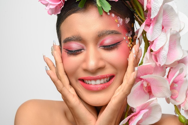 Mulher usava maquiagem rosa e lindamente decorou as flores isoladas em branco