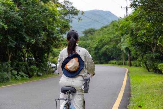 Mulher vai andar de bicicleta no campo