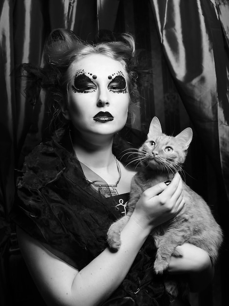 Mulher vampira com gato