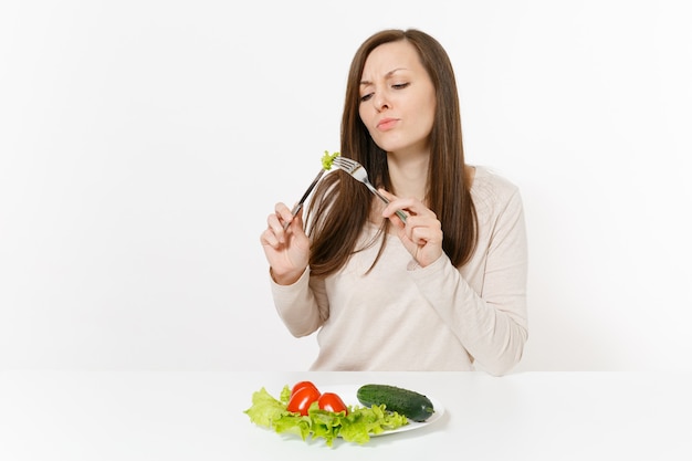 Mulher vegetariana na mesa com folhas de alface, salada de legumes no prato isolado no fundo branco. nutrição adequada, comida vegetariana, conceito de dieta de estilo de vida saudável. área de publicidade com espaço para cópia