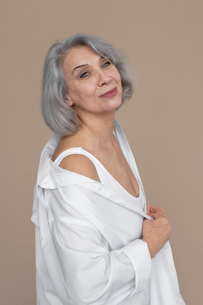 Mulher velha elegante vestindo roupas brancas