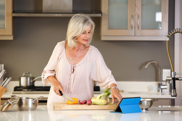 Mulher velha, em, cozinha, leitura, receita, ligado, tabuleta