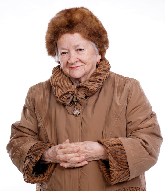 Mulher velha em roupas de inverno sobre fundo branco