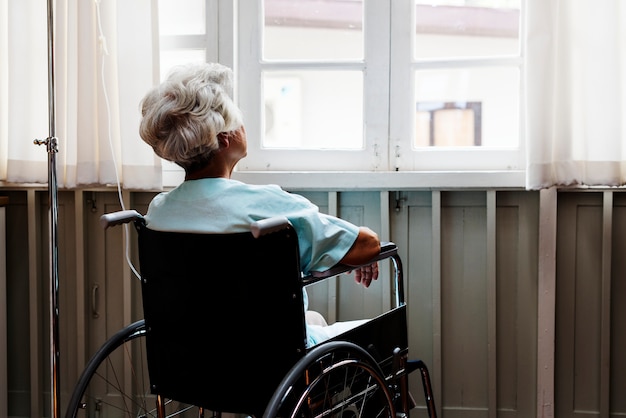 Mulher velha em uma cadeira de rodas