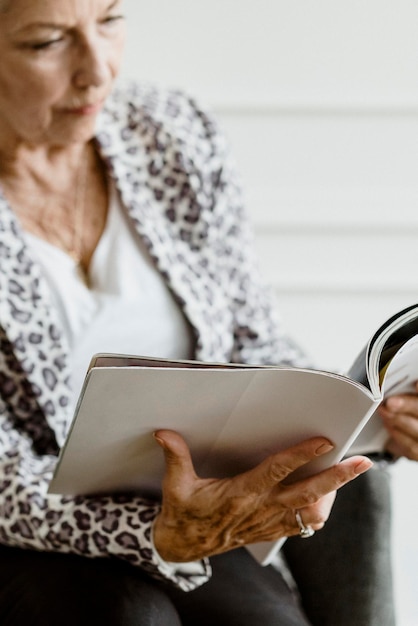 Mulher velha lendo uma revista