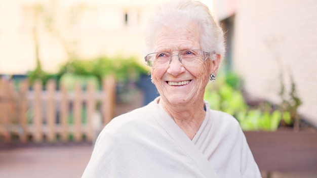 Mulher velha sorrindo olhando para o espaço de cópia