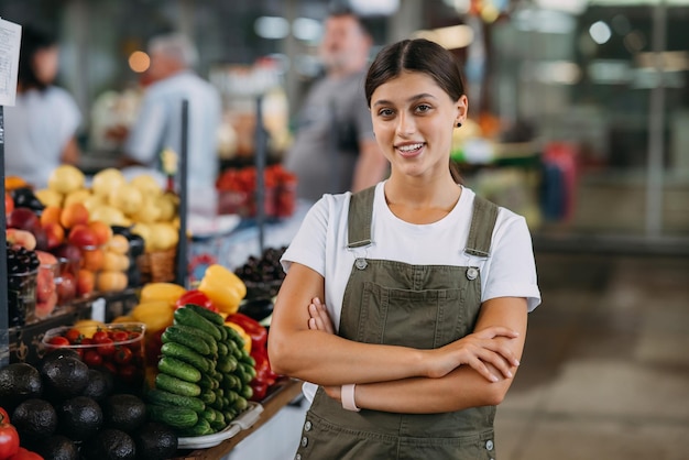 Mulher vendedora de frutas no mercado perto do balcão