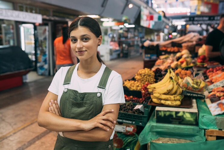 Foto mulher vendedora de frutas no mercado perto do balcão