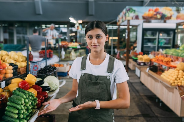 Foto mulher vendedora de frutas no mercado perto do balcão