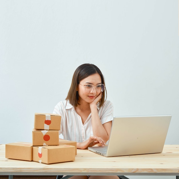 Mulher vendendo produtos on-line em casa