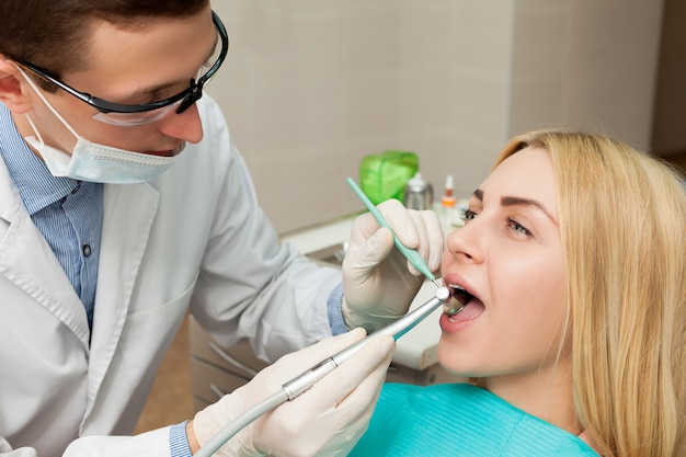 Mulher vendo um dentista