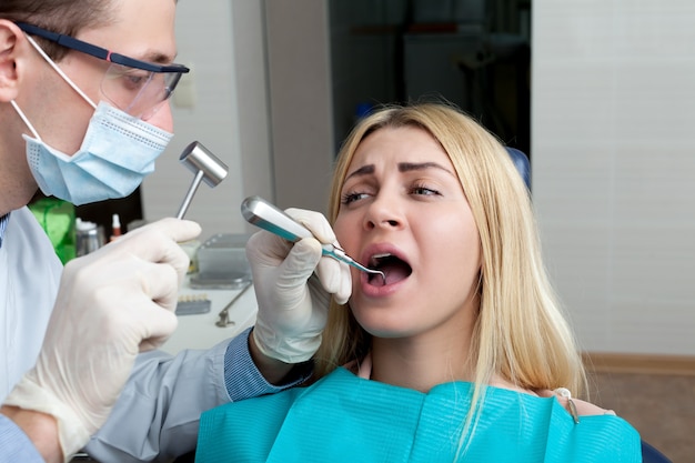 Mulher vendo um dentista