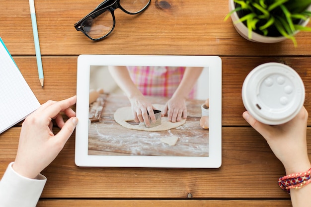 Mulher vendo vídeo de culinária em computador tablet