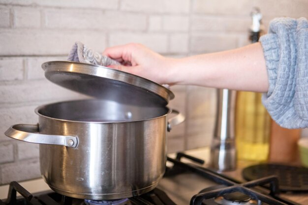 Panelas com cozinhar alimentos na cozinha no fogão a gás