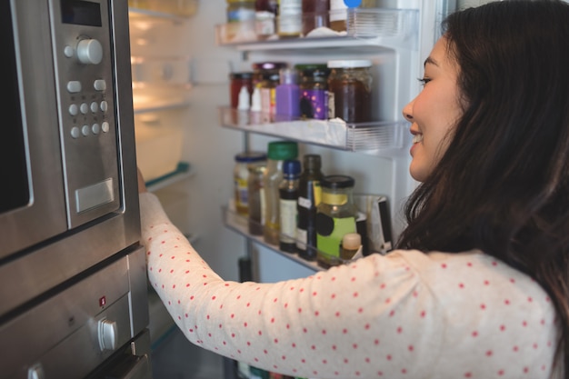 Mulher, verificar, dela, refrigerador