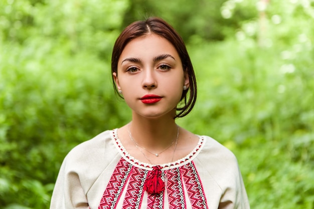 Mulher vestida tradicional moda bordado ucraniano vyshyvanka camisa vestido traje étnico