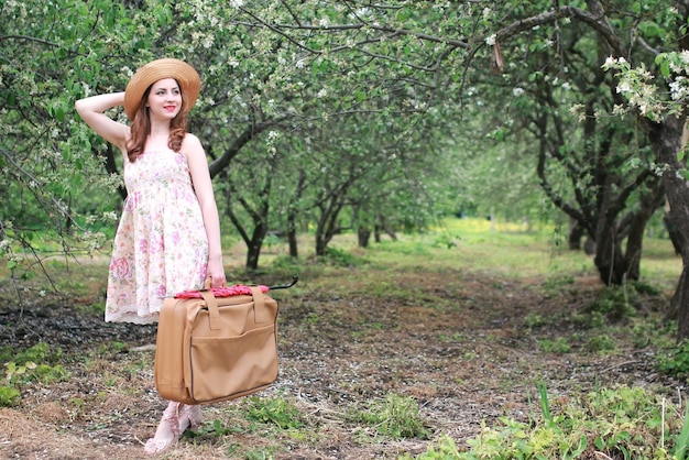 mulher vestido ao ar livre mala parque retro