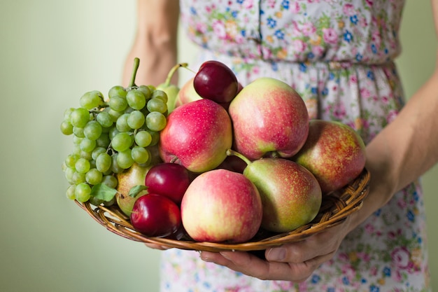 Mulher, vestido, segura, cesta, maduro, frutas