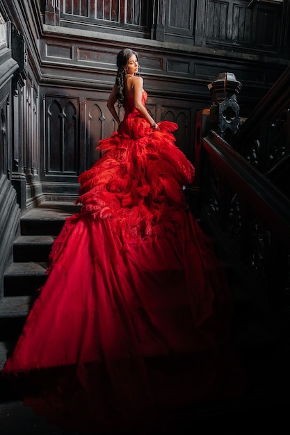 Mulher Vestido Vermelho Vintage Velho Castelo Linda Princesa Em Vestido Sedutor Elegante Caucasiana Feminina História de Conto de Fadas Escada Escura