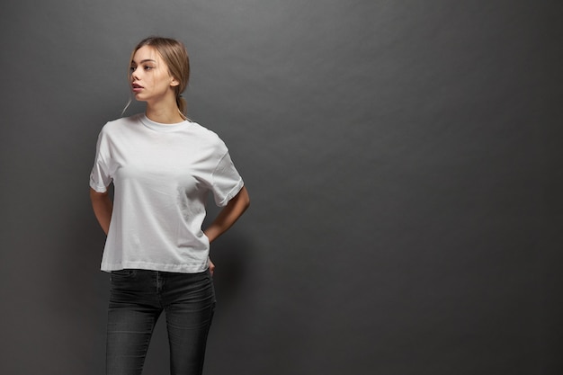 Mulher vestindo camiseta branca em branco