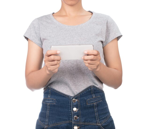 mulher vestindo camiseta cinza em branco, jeans usando smartphone móvel isolado no fundo branco.