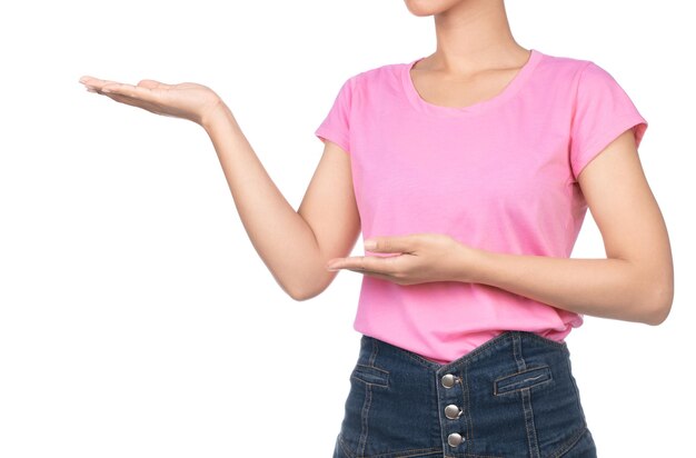 Foto mulher vestindo camiseta rosa em branco, jeans apresentam o projeto isolado no fundo branco