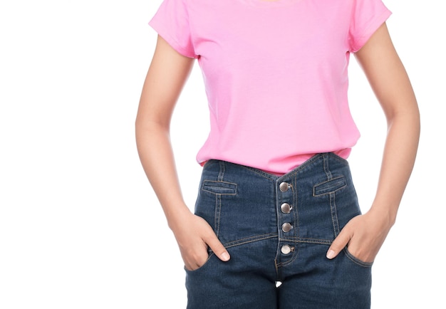 mulher vestindo camiseta rosa em branco, jeans com a mão no bolso da calça, isolado no fundo branco