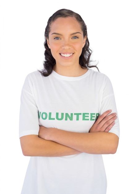 Mulher vestindo camiseta voluntária com os braços cruzados