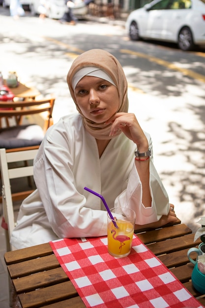 Foto mulher vestindo hijab alto ângulo