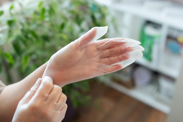 Foto mulher vestindo luvas médicas transparentes mãos femininas de perto