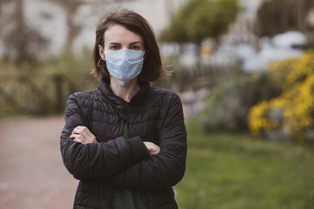 Mulher vestindo máscara facial durante surto de coronavírus