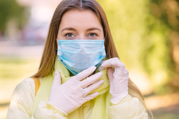 Mulher vestindo máscara facial durante surto de vírus e gripe corona
