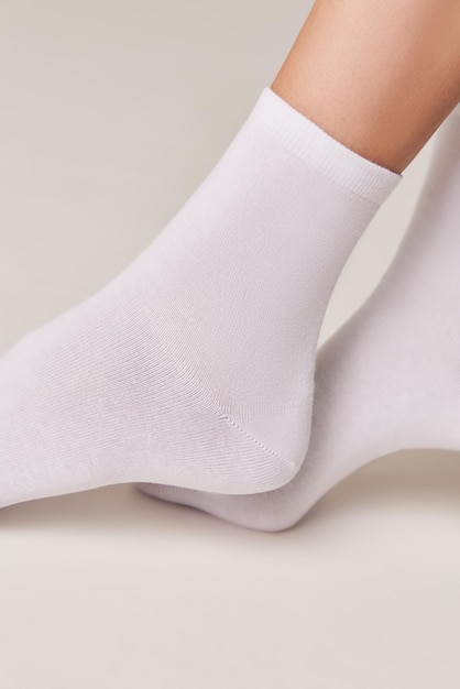 Mulher vestindo meias brancas para cuidados com os pés